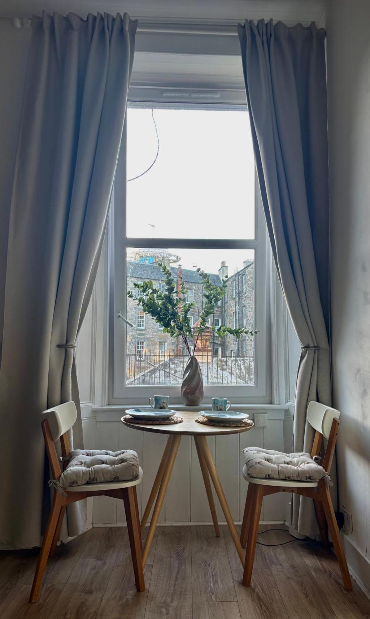 Bread Street, And Spacious One Bed Flat * Edinburgh